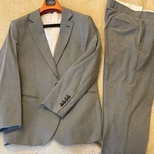 Elegant Gray Men's Suit